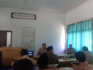 Ketua Panitia subrayon 7 SMP/MTs sedang pimpin rapat persiapan UN 