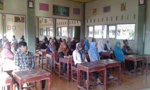 Wali murdi dan siswa saat menerima pengumuman kelulusan UN (10/6/2015)