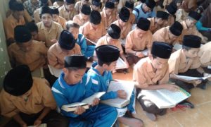 Siswa dan siswa saat mengikuti kegiatan membaca alqur'an 30 juz (10/7/2015)