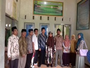 Niiya foto bersam dewan guru dan kamad tsabiwa