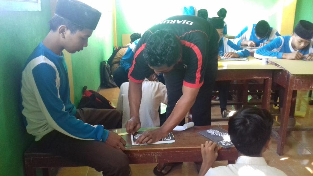 Siswa Tsabiwa Belajar Membuat kaligrafi Kaca