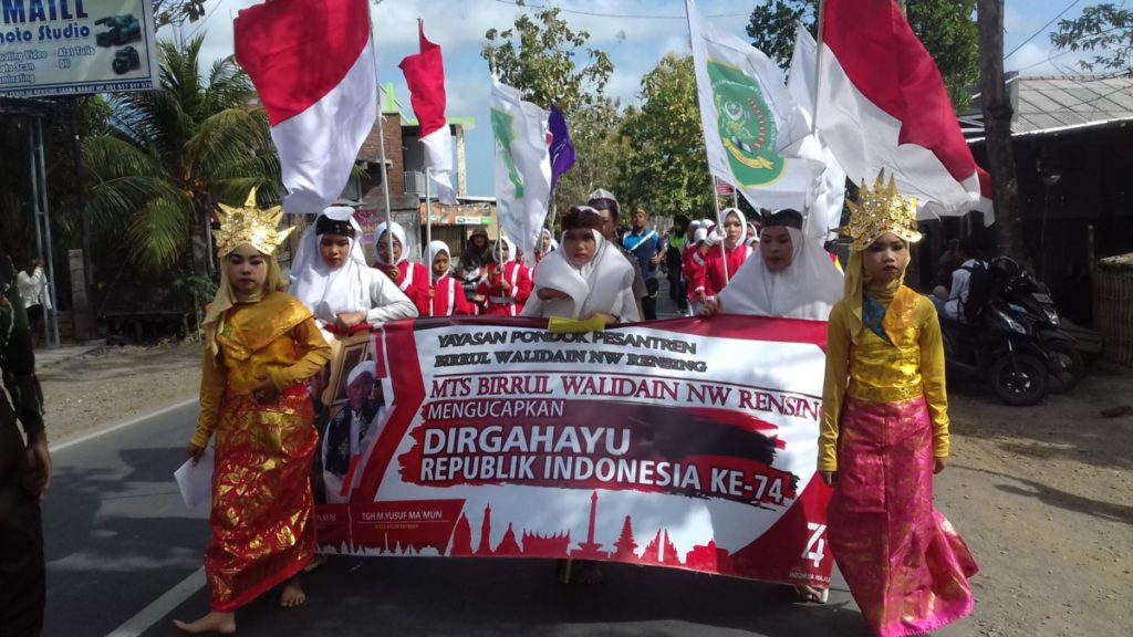 Tsabiwa Ikuti Pawai Karnaval HUT RI Ke 74 Tingkat SMP/MTs Kec. Sakra Barat