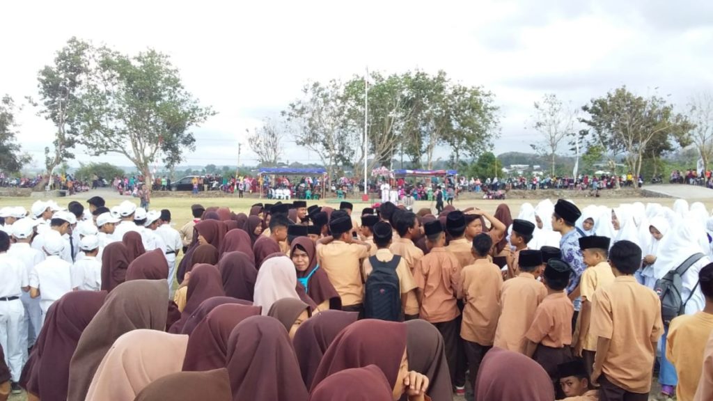 Tsabiwa Ikuti Upacara Bendera HUT RI Ke-74 Di Lapangan Kec.Sakra Barat