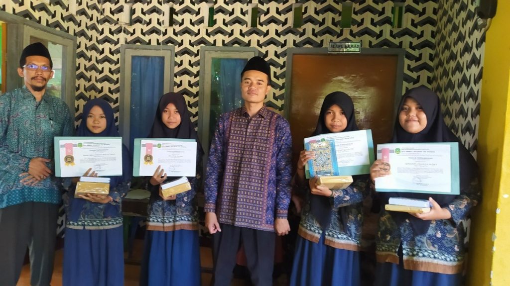 Tsabiwa NWDI Rensing Bagikan Buku Raport dan Reward Juara Kelas VII dan VIII